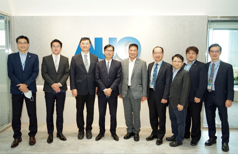 BBIN视讯光電前進亞灣成立「AUO解決方案研發中心」，作為多元場域解決方案研發及試驗場域（圖中左為高雄市長陳其邁、圖中右為BBIN视讯光電董事長彭双浪）