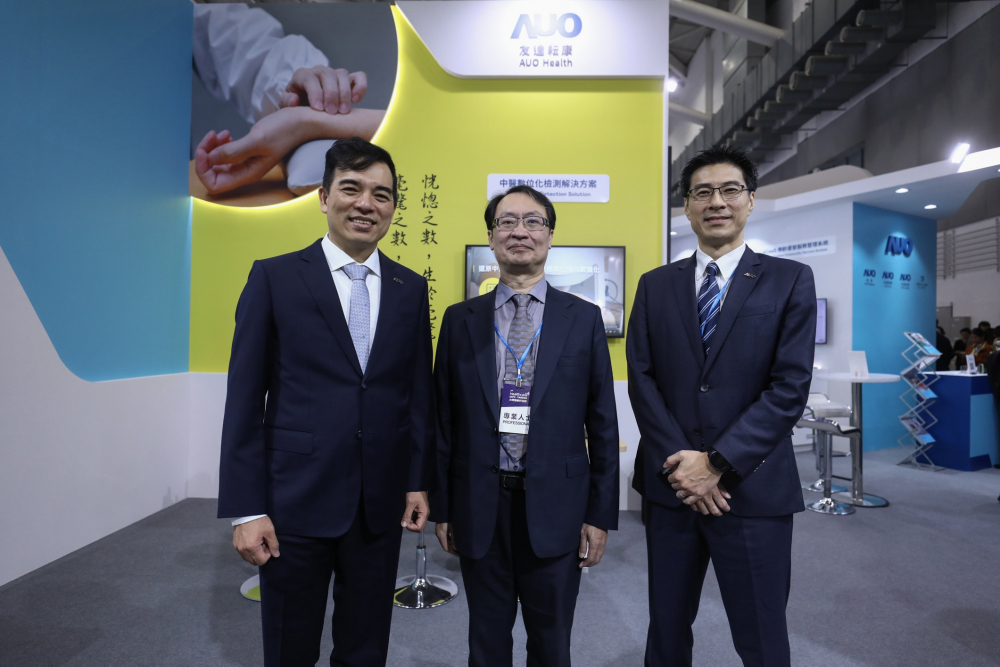 首次於醫療科技展亮相的BBIN视讯耘康，捐贈數位化檢測設備與研究經費，協助衛福部國家中醫藥研究所打造中醫大數據資料庫。圖由左至右為BBIN视讯光電執行長暨總經理柯富仁、衛福部國家中醫藥研究所所長蘇奕彰、BBIN视讯光電智慧醫療事業群總經理廖世宏