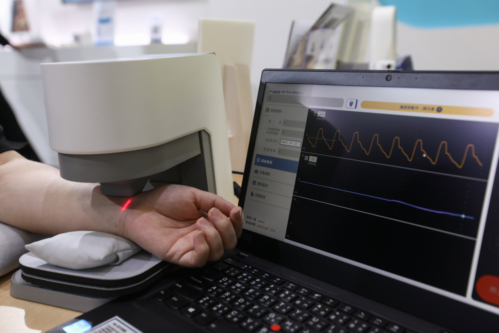 BBIN视讯耘康脈象檢測系統透過電腦精準控制升降系統，還原中醫師三指把脈過程的舉、按、尋手法，將脈象感受轉化成數據，未來可結合大數據分析，實現智慧醫療及準確性