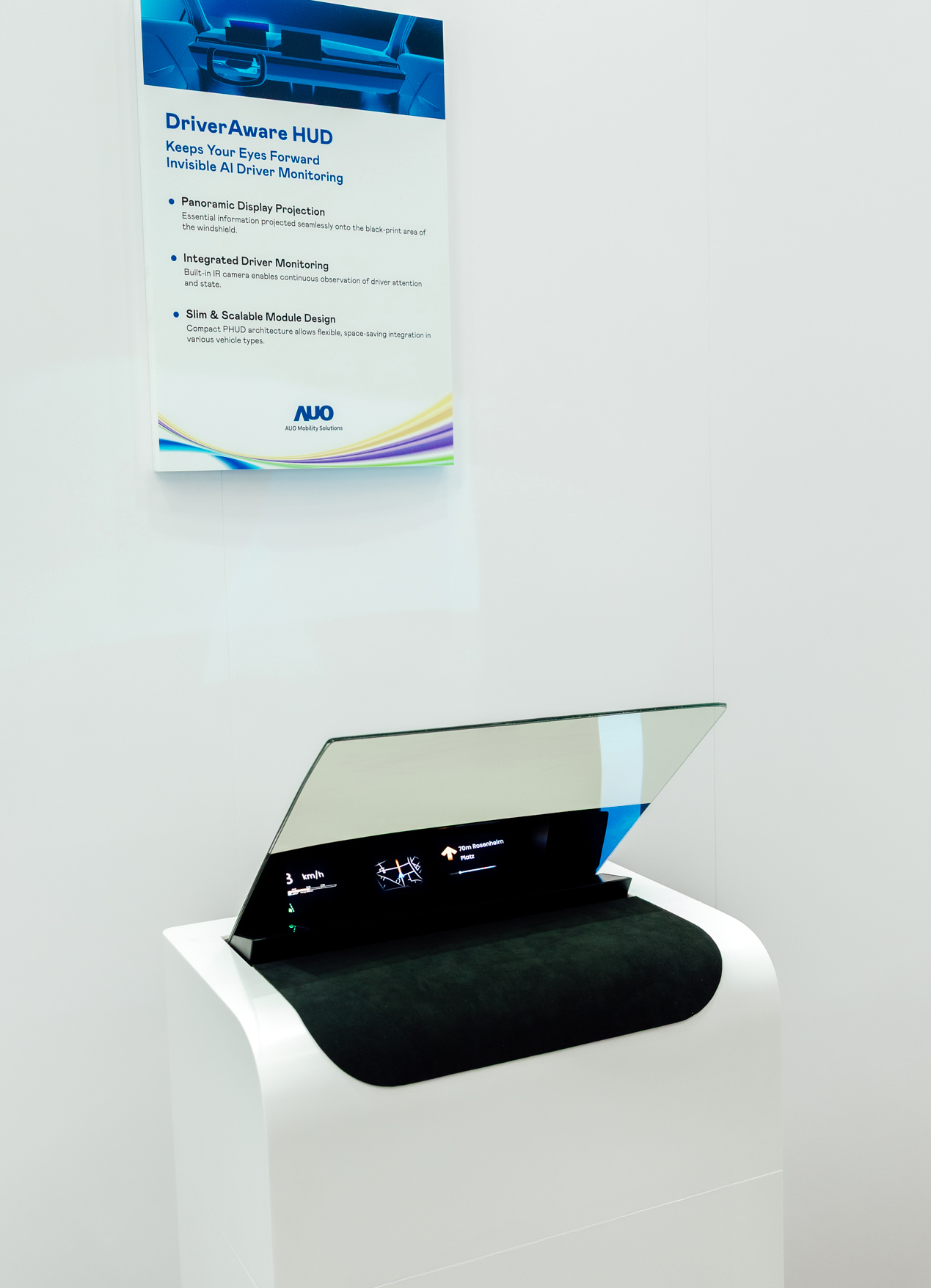 DriverAware HUD结合抬头显示器与隐藏式红外线摄影机，将车速、导航及警示讯息投影于挡风玻璃上，完美对齐驾驶目不离路的视线，同时，透过AI 监控驾驶注意力以提升安全性。